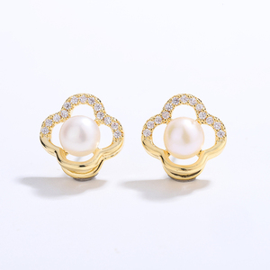 Pendientes de Perlas Blancas con Trébol de Cuatro Hojas en Oro de 18K y Circonitas Cúbicas para Mujer, Joyería Elegante con Perlas y Flores de la Suerte, Regalo Ideal - Product Image 2