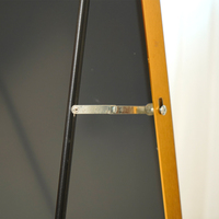 Miroir en verre arqué Art Déco pleine grandeur avec cadre en aluminium ; Conception autoportante pour usage domestique dans la chambre et le dortoir