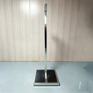 Support de présentation de vêtements en métal robuste au design minimaliste avec base en marbre pour l'aménagement de magasins de détail - Product Image 5