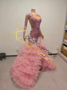 Abito <span class=keywords><strong>da</strong></span> Sposa Sirena Rosa con Strass e Strascico in Tulle Stratificato, Produzione su Ordinazione in Grandi Quantità 2025 - Product Image 4