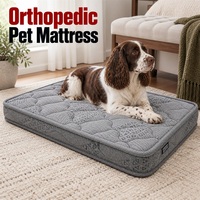 Matelas orthopédique pour chien avec une hauteur de 8 cm et un noyau en fibre de coco sous une housse en tissu gris imprimé