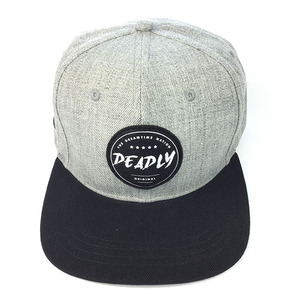 Casquette de baseball grise chinée et noire à visière plate avec logo tissé, ajustable pour hommes et femmes, style streetwear - Product Image 1
