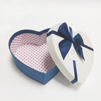 Blaue Herzförmige Geschenkbox mit Schleifenband Maßgefertigte Kartonverpackung für Valentinstag für Schokolade, Schmuck oder Hochzeitsgeschenke
