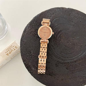 Petite montre ronde en diamant pour femmes montre rétro légère de luxe en or assortie pour femmes - Product Image 3
