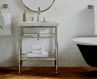 Meuble-lavabo haut de gamme pour suites de luxe, avec plateau en marbre de Carrare, pieds en acier inoxydable chromé poli et finition laiton doré brillant