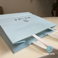 Sacs en carton bleu et blanc avec poignées, sacs d'emballage écologiques et biodégradables pour le shopping et les vêtements, avec logo personnalisé disponible.