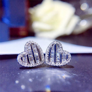 Orecchini a perno da donna con micro pavé di zirconi a forma di cuore, gioielli alla moda stile ufficio - Product Image 1