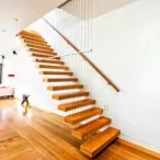 Escalier flottant cantilever Prima avec support dissimulé pour une esthétique minimaliste de la maison