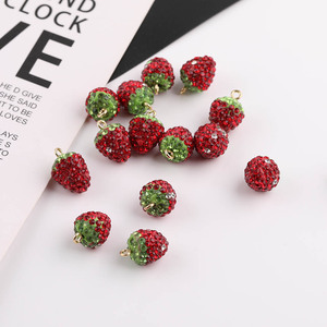 Perles en strass en forme de fraise avec trous de suspension pour la fabrication de bijoux DIY, accessoires en argile polymère, perles en vrac de forme irrégulière - Product Image 1