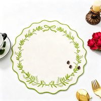 Set de table rond brodé personnalisé avec logo, bord festonné, motif floral, guirlande, nœud, multicolore, pour la maison, les mariages, les restaurants