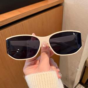 Gafas de Sol de Diseño Curvo Vintage y de Alta Gama, Montura Blanca Estilo Ojo de Gato, Protección UV400 para Mujer, Forma Cuadrada - Product Image 3