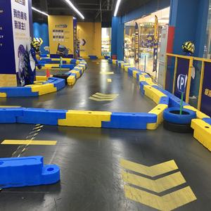 Barrière en plastique de 2 mètres de long pour la gestion des foules - Product Image 2