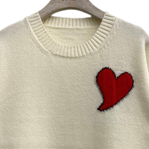 Pull-over en maille côtelée verticale de haute qualité, col roulé mi-haut, motif cœur brodé, coupe ajustée, doux et élégant - Product Image 3
