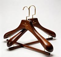 Cintre de luxe en bois de hêtre brun rougeâtre pour costumes, avec barre de suspension à clip, idéal pour hôtels et chambres d'hôtel