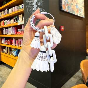 Venta al por mayor de zapatos de tela de tenis en forma de corazón deportes bádminton colgante llavero mochila accesorios para novias o parejas - Product Image 3