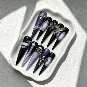 Ongles à presser portables faits main, style gothique, série couleur violet, avec chaîne 3D, tête de crâne et perles, motif ailes de papillon foncé et rare - Product Image 1