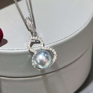 Colgante de Calabaza de Plata de Ley S925, Colgante de Perla de Agua de Mar Tipo Akoya Gris Plateado de Alto Brillo con Pequeña Imperfección, Joyería de Perlas de Lujo - Product Image 1