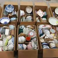 Vaisselle en céramique en stock : bols, assiettes, soucoupes, tasses – Modèle 0139 pour usage domestique quotidien, 50-60 pièces par lot