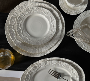 Service de vaisselle en porcelaine blanche de style moderne français, durable et réutilisable, assiettes à dessert à motifs en relief, cadeau personnalisable - Product Image 5