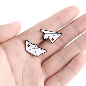 Papier avion <span class=keywords><strong>bateau</strong></span> émail broches amour broches épinglette Badges Mini bijoux cadeau pour enfants amis - Product Image 3