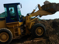 Wheel Loader 836 yang Efisien dengan Berat 10300kg dan Bucket 1.7m³ untuk Pekerjaan Pemindahan Tanah Konstruksi