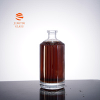 Bouteilles en verre cylindriques personnalisables de 500 ml, 700 ml et 750 ml avec des rainures verticales, idéales pour les cadeaux et l'artisanat