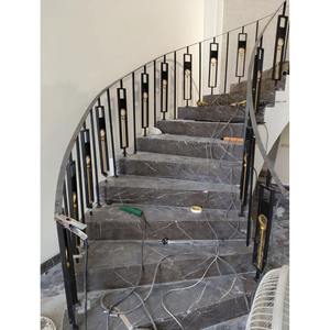 Balustre moderne MS au toucher doré élégant, conçu pour les intérieurs de villas de luxe et les espaces résidentiels haut de gamme, au fini doré. - Product Image 2