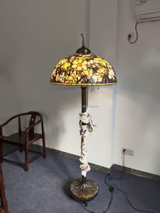 Pantalla de Lámpara Tiffany Europea Hecha a Mano de 28 Pulgadas, Fábrica China, Vidrio Teñido, Base de Cobre, Bombilla LED de Filamento, Color Latón, para Sala de Estar - Product Image 4