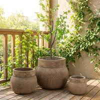 Jardinière suspendue élégante en fibre de verre rayée gris clair, écologique, durable, légère, capacité 203L, pour extérieur et intérieur