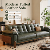 Canapé en cuir de style mi-siècle, assise profonde et confortable, siège capitonné, pieds arrondis en bois, style élégant pour un salon chaleureux