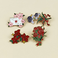 Broche de créateur en forme de fleur, polyvalente et originale, motif fleur de cerisier et rose, accessoire de sac pour filles, badge, finition émail goutte d'huile