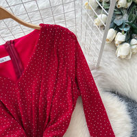 Robe décontractée élégante pour femme WIWT à manches longues, col en V, taille torsadée, ourlet sirène, avec décorations en strass, pour les fêtes et le quotidien
