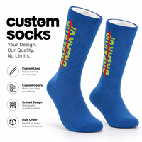 Chaussettes personnalisées bleues pour la vente en gros, motif textuel tricoté avec une ligne d'accentuation rouge, logo personnalisé et couleurs personnalisées
