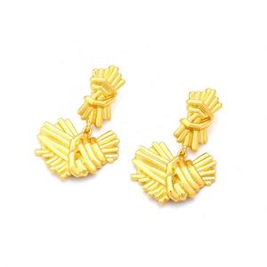Pendientes de Fiesta con Forma de Corazón Tridimensional Geométrico Exagerado, Lisos y Huecos, de Acero Inoxidable con Baño de Oro de 14K - Product Image 3