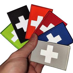 Parche Reflectante de Cruz Táctica, Insignia Médica de Emergencia con el Logotipo de la Cruz Roja, Fluorescente, con Gancho y Bucle - Product Image 1