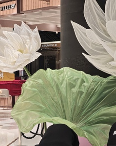 Set di Fiori di Loto Giganti in Organza J-153 con Foglie di Loto e Base in Muschio per Installazioni Floreali in Vetrine e Colonne - Product Image 3