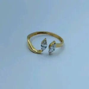 Anillo Ajustable con Acabado Dorado Elegante y Piedras Transparentes Marquise Dobles, Joyería Moderna para Mujer - Product Image 1