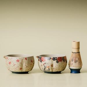 Juego de Tazas de Matcha de Cerámica con Batidor de Bambú, Diseño Floral Oriental para Ceremonia del Té, Utensilios de Cerámica - Product Image 1