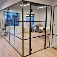 Cloison de bureau moderne en verre avec cadre noir, séparateur de pièce intérieur avec verre de sécurité trempé