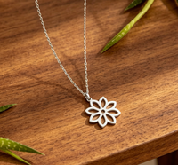 Collier pendentif fleur de lotus délicat en acier inoxydable plaqué or 18 carats, étanche, avec breloque florale creuse pour femme