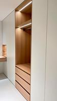 Grand meuble de garde-robe moderne en bois massif personnalisé avec coiffeuse portable réglable pour hôtel, maison ou chambre à coucher