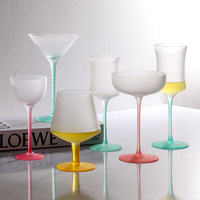 Copas de vino tinto de cristal esmerilado de lujo sin tallo en colores degradados de caramelo diseñadas con estilo para el agua
