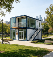 Villa modulaire préfabriquée en acier moderne de luxe à deux étages avec balcon et escalier extérieur pour résidence, bureau ou école