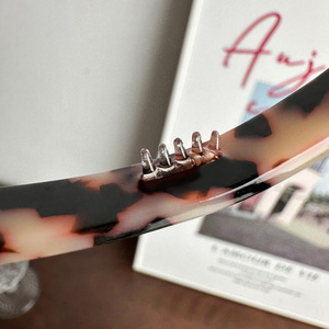 Klassisches und Elegantes Gebogenes Acetat Unisex Multifunktionales Haarband Retro Französischer Stil Rutschfestes Nicht Einschränkendes Stirnband - Product Image 6