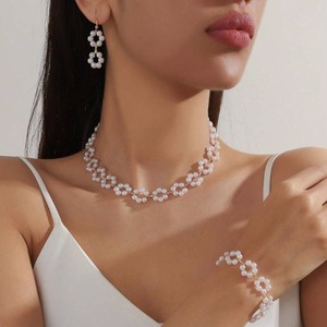 Set perhiasan mutiara mewah: kalung, gelang & anting-anting Trio untuk wanita-elegan minimalis - Product Image 6
