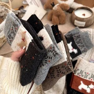 ถุงเท้ายาวครึ่งน่องสำหรับผู้หญิงพร้อมดีไซน์ลายการ์ตูนแมว โพลีเอสเตอร์ดูดซับเหงื่อได้ดี สีน้ำตาล สีเทาเข้ม สีโอ๊ตเมล สีเทาอ่อน สีดำ - Product Image 1