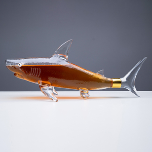 Carafe en verre de requin unique en borosilicate de haute qualité, faite à la main et personnalisée - Product Image 6