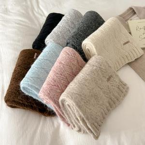 Écharpe en tricot épais pour femme, cache-cou doux en maille avec étiquette métallique, écharpe tendance pour l'hiver et les tenues par temps froid - Product Image 2