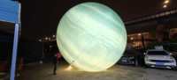 Modèle de boule planétaire gonflable aux couleurs vives pour les événements éducatifs en plein air et les expositions sur l'exploration spatiale avec lumière LED