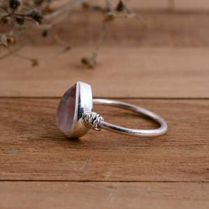 แหวนรูปหยดน้ำโรสควอตซ์ ~ แหวนเงินแท้ 925 ประดับพลอยทรงหยดน้ำ ~ แหวนหรูหราสำหรับทุกเพศ เหมาะเป็นของขวัญวันเกิดหรือของขวัญสำหรับงานปาร์ตี้ - Product Image 3